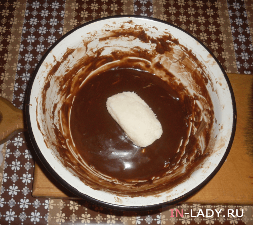 окунаем кокосовый батончик в растопленный шоколад