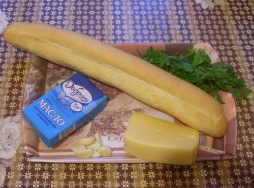 батон запеченный с сыром, чесноком и зеленью
