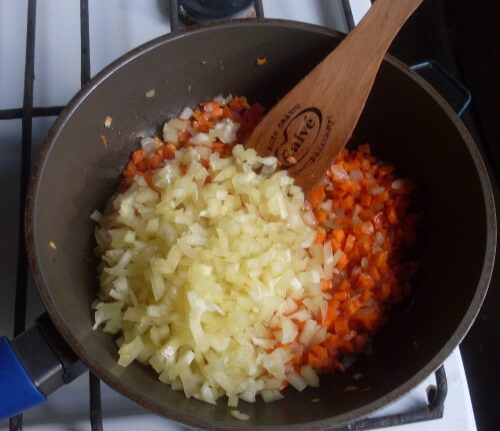 добавляем перец к моркови и луку