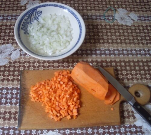 нарезаем чеснок и морковь