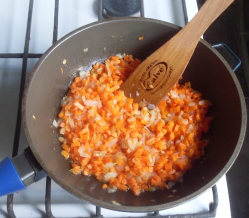 пассеруем лук с морковью на сковороде